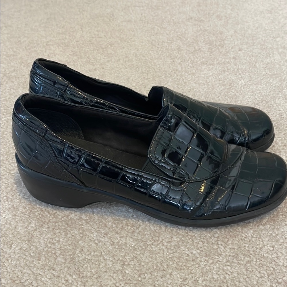 Clarks | Black Crocodile Pattern Loafers